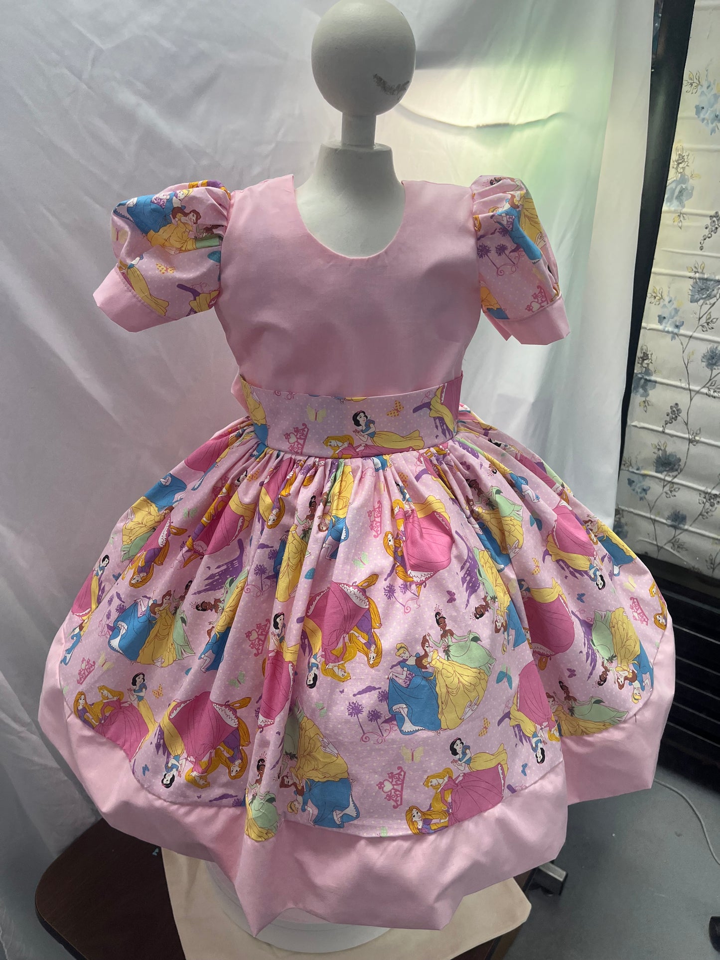 Hermoso vestido con las princesas