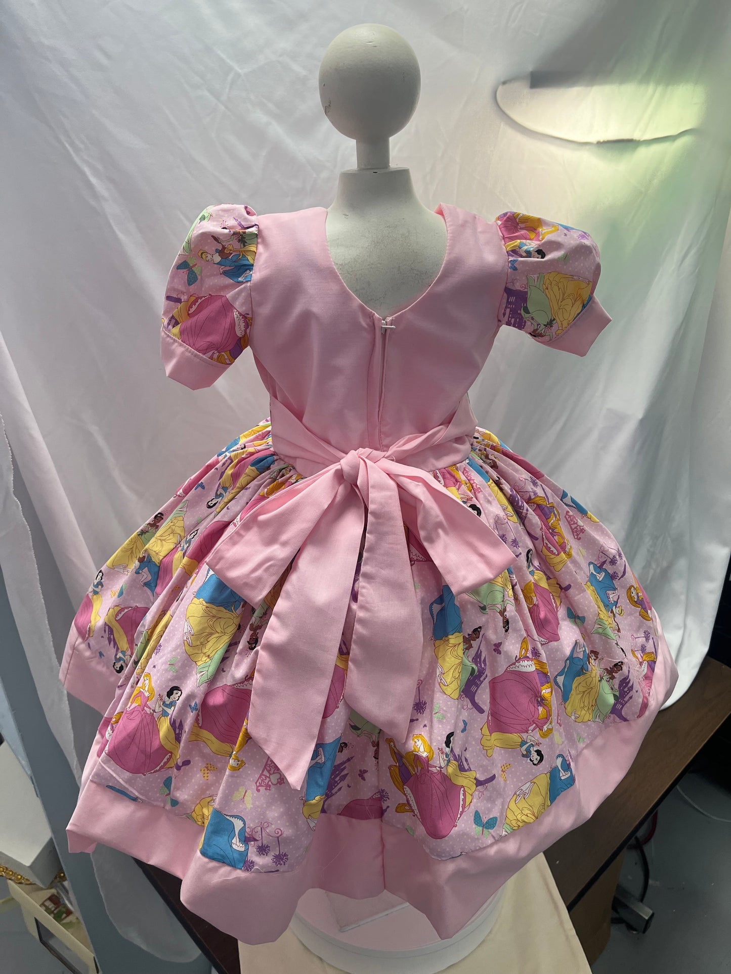 Hermoso vestido con las princesas