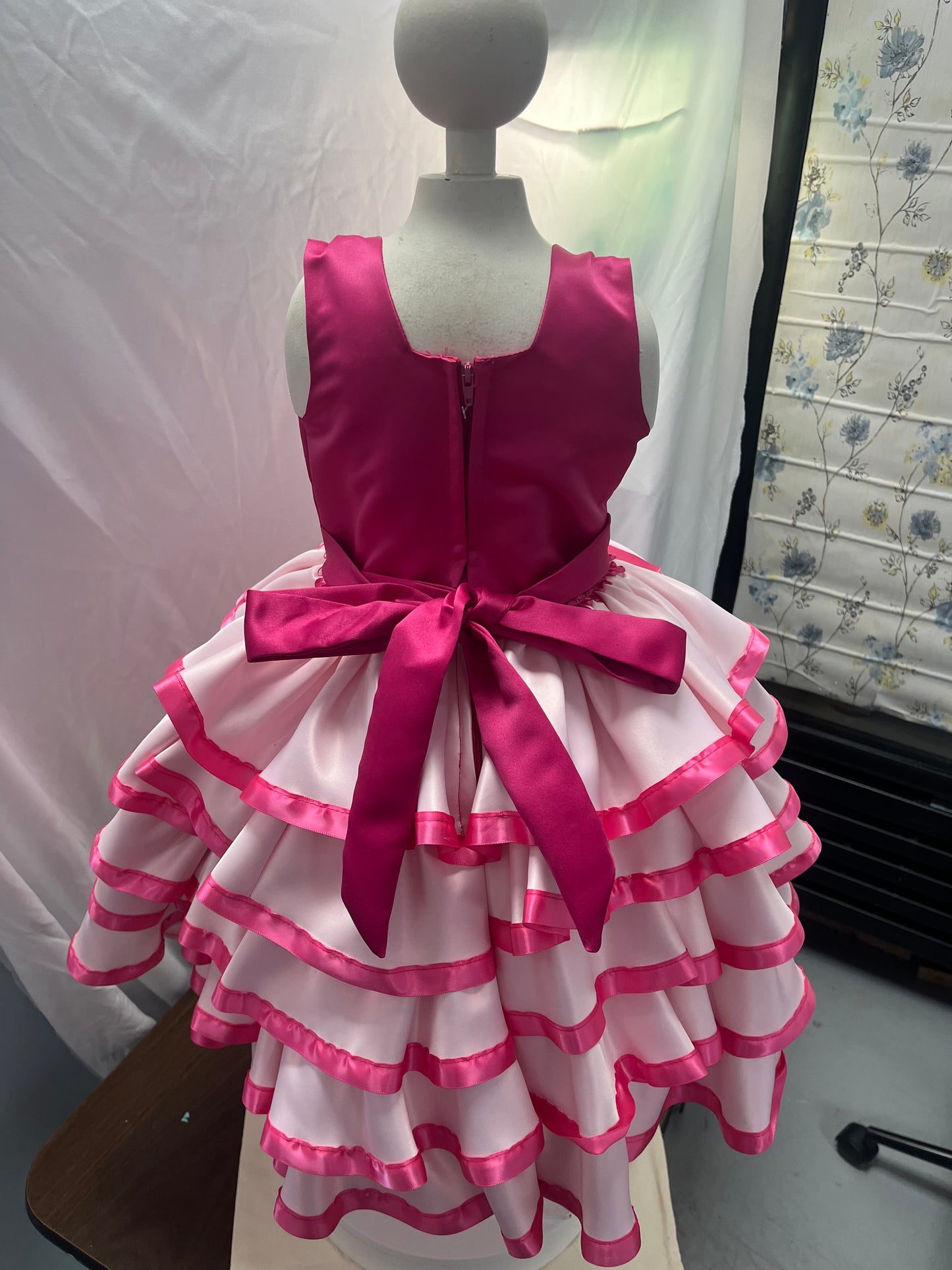 Hermoso vestido de holanes para niñas